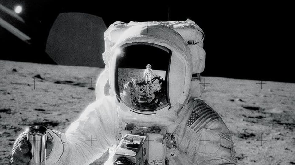 Alan Bean, Charles Conrad se odráží v Beanově hledí.